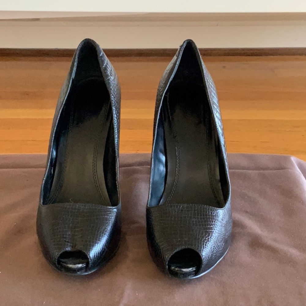 Black pump peakaboo toe